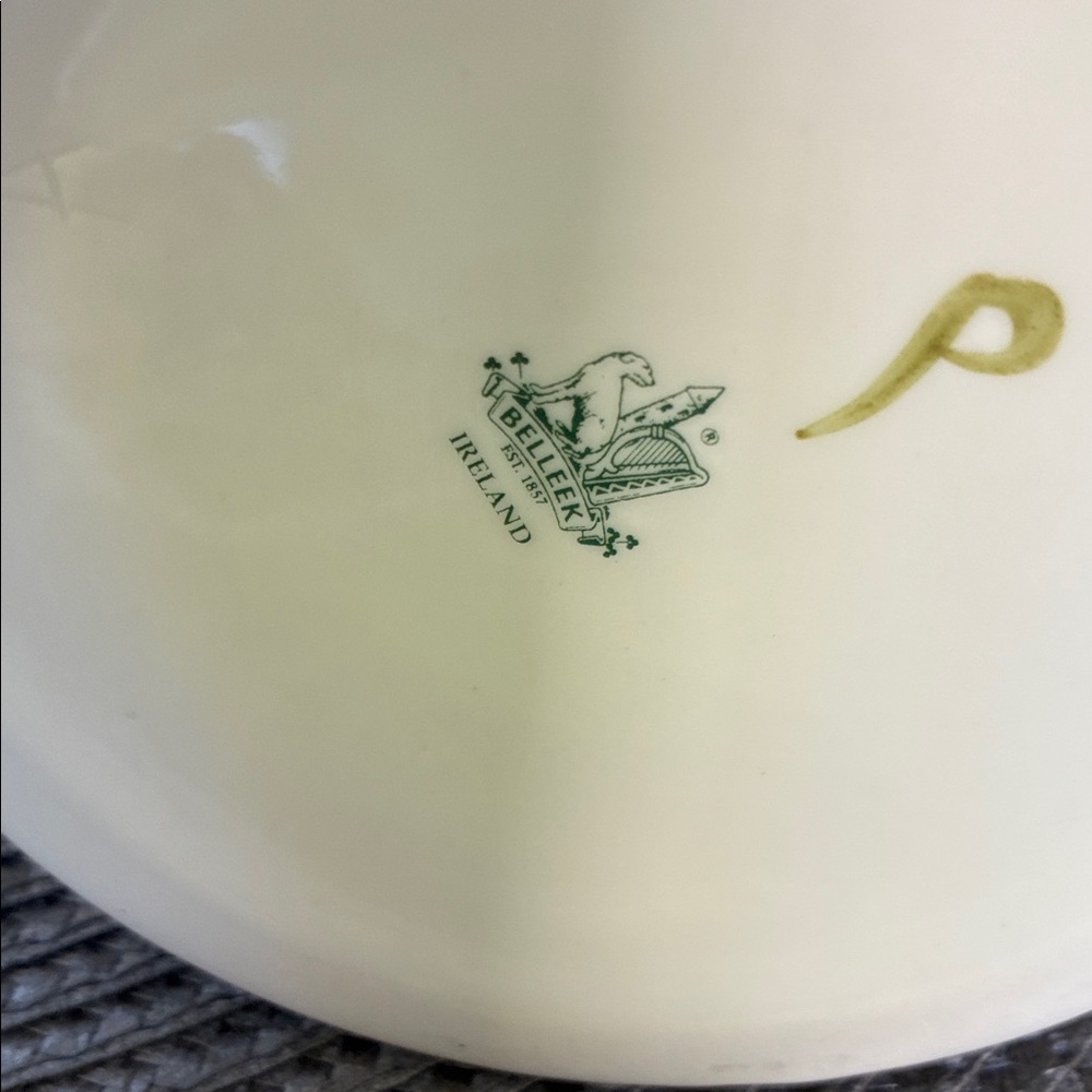 Belleek Irish China. Elegant Cream and Green Ceramic Vase Set - Picture 2 of 4